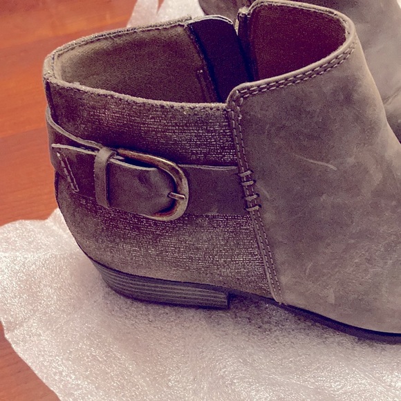 CLARKS COLLECTION. ANKLE BOOT. SIZE 7.5. Worn abt 3 times. Distressed  EUC - Picture 3 of 13